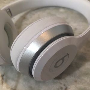 White Solo 2 Beats headphones (Wired)